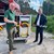 Landrat Tritthart (r.) und Christian Sürie vom DBU Naturerbe begutachten das Regnersystem, das der Feuerwehr Heroldsberg übergeben wurde. ©Katja-Behrendt_DBU-Naturerbe.jpg