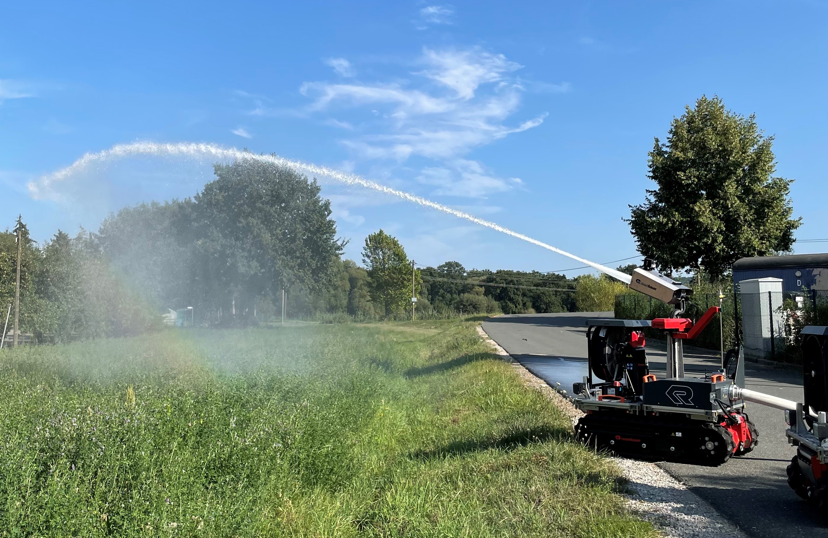 240816_Löschroboter im Einsatz_kann bis zu 60 Meter_Wasser werfen_©LRA-ERH_Stephanie Mack..JPG