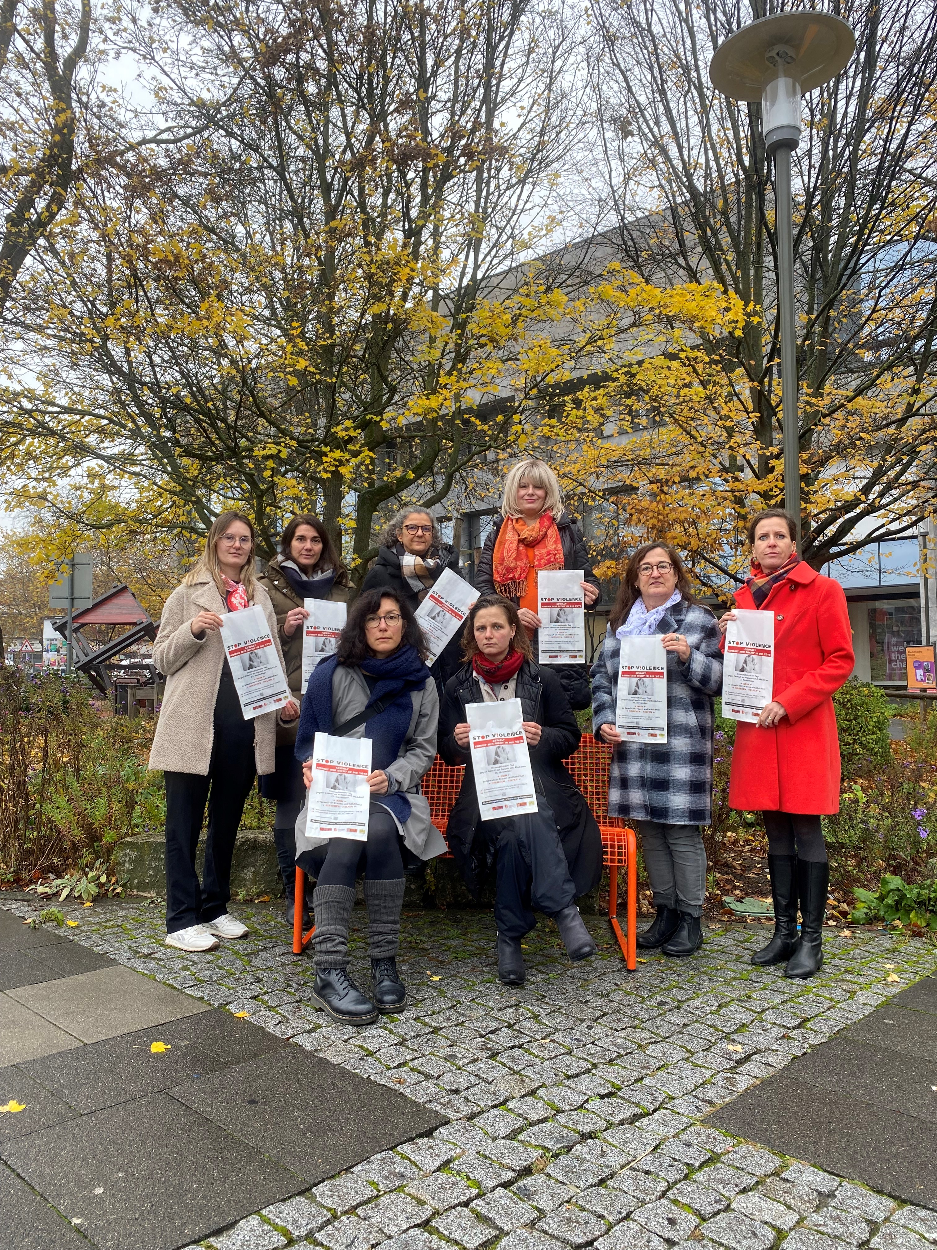 Personen v.l.n.r.: Denise Herbolsheimer (Gleichstellungsstelle Stadt Erlangen), Dr. Nora Hahn-Hobeck (Gleichstellungsstelle Stadt Erlangen), Annika Olschok (Frauenhaus Erlangen), Verena Kölmel (Zonta Club Herzogenaurach), Friederike Hahm (Beratungsstelle Frauennotruf), Dr. Magda Luthay (Zonta Club Erlangen), Claudia Wolter (Gleichstellungsstelle Landkreis Erlangen-Höchstadt), Réka Lőrincz (Gleichstellungsstelle Stadt Erlangen)