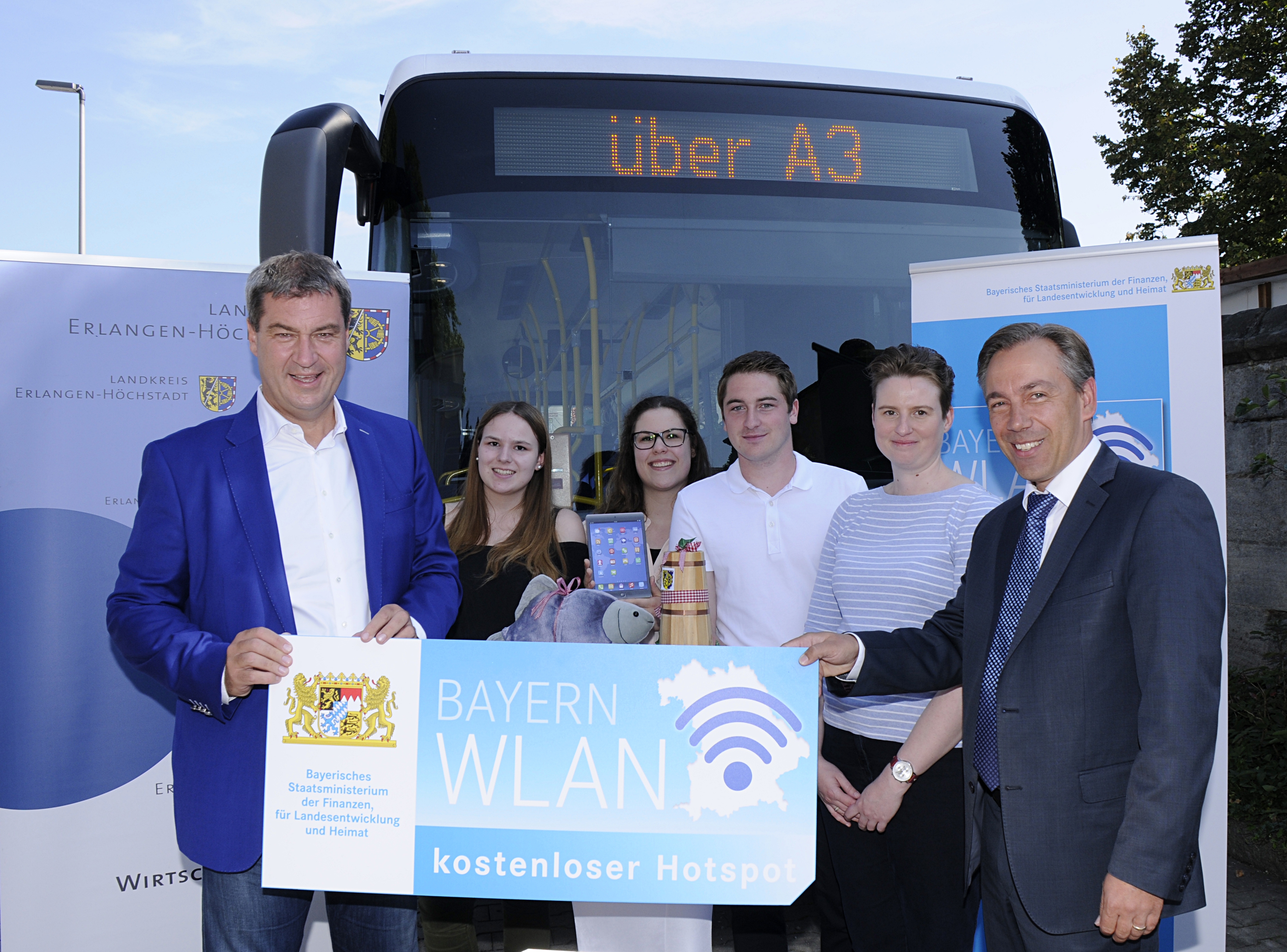Am 23. August 2017 hat Markus Söder, damals noch Heimat- und Finanzminister (l.), zusammen mit Landrat Alexander Tritthart (r.) und einigen Auszubildenden des Landratsamtes den Startschuss für das BayernWLAN in den Aischgrundbussen gegeben.